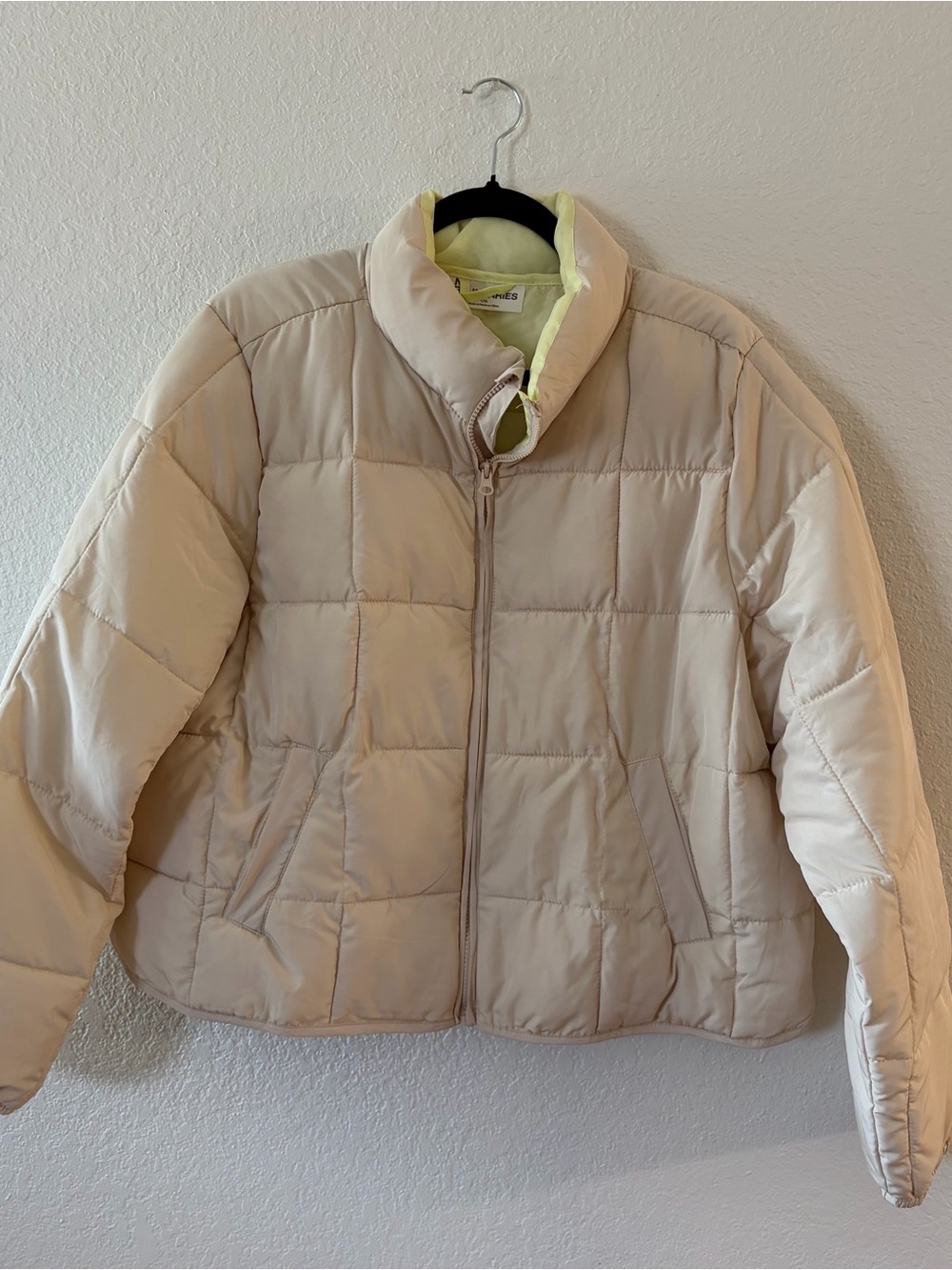 No boundaries woman’s Cropped lightweightCream Puffer Jacket L/XL winter chic